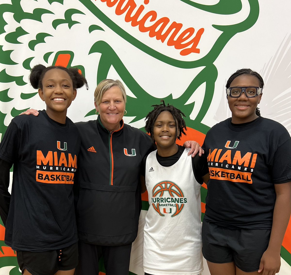 Aliahrae2029's tweet image. 🌴 Pulled up to The U and left my mark.
Brought the hustle, the footwork, and the fire to the @CanesWBB Elite Camp 🧡💚
From rebounding battles to bucket-getting in the paint, soaked up every rep and showed I’m built for this level.
Appreciate @CoachCullop and the squad for the…