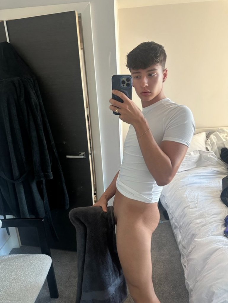 Who wanna see it without the towel? 🍆

Surprise in my Bio 🔞