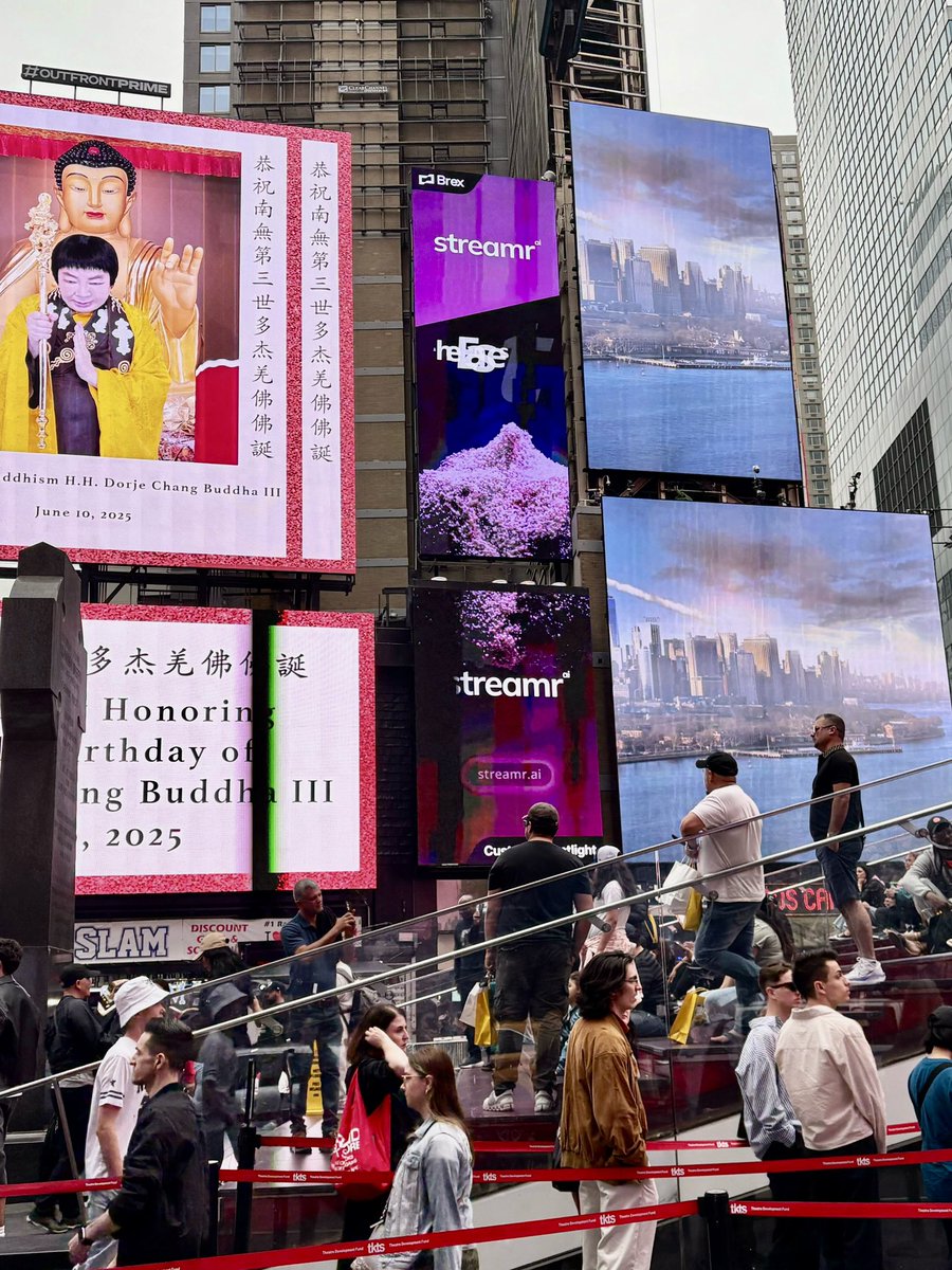 JonathanMoffie's tweet photo. It’s alive! https://t.co/gXPlnb7B7B big apple takeover has begun 🍎 https://t.co/PM5L5PxeU0