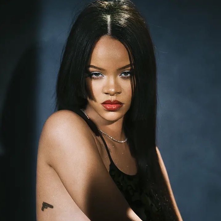 eilishdata's tweet photo. FINNEAS teases a potential collab between Billie Eilish and Rihanna:

"If we make something and we think, ‘Wow, we’d love to hear what Rihanna would do with this,’ we’ll try our best to get it to her, whatever it is." https://t.co/1C52NuZufd