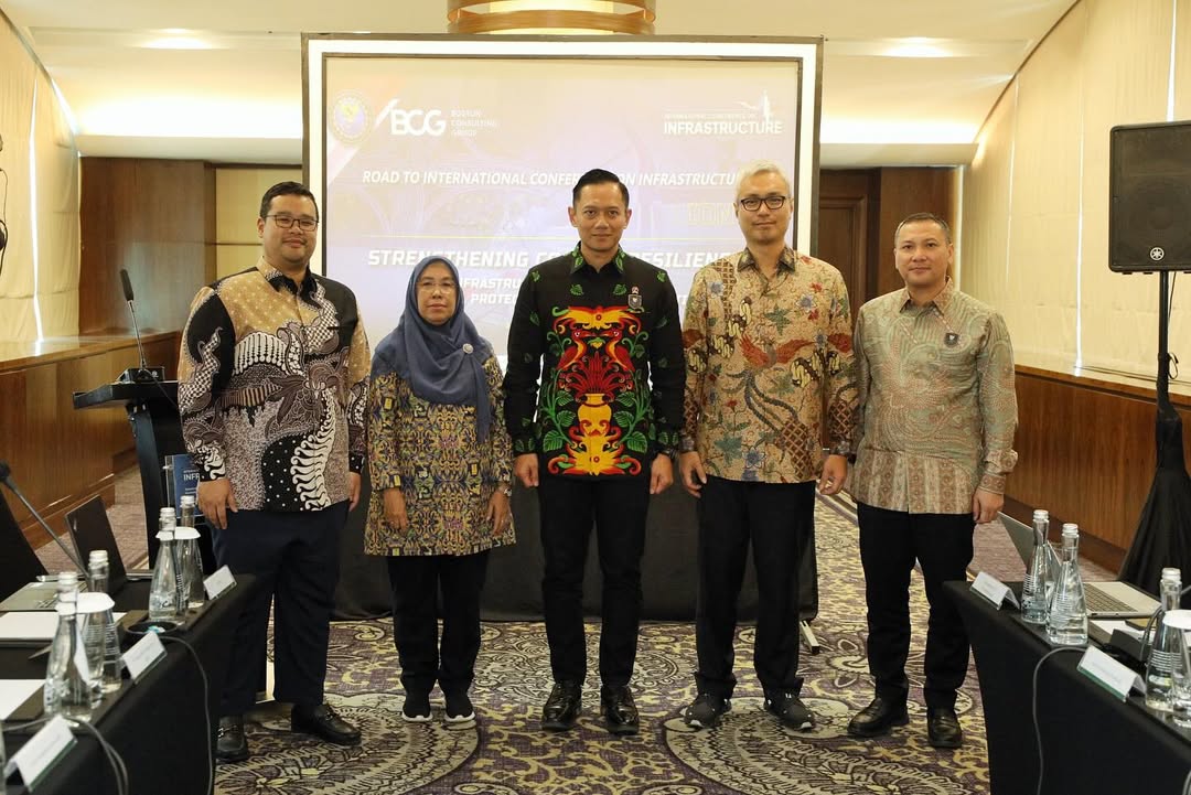 PakMenteriAHY_'s tweet photo. Dengan diskusi tadi, kita berharap akan dihasilkan masukan-masukan yang komprehensif terkait upaya perlindungan kawasan pesisir (coastal protection), terutama bagi masyarakat yang tinggal di wilayah pantai utara Jawa.
#ahy #focusgroupdiscussion #menkoinfrastruktur #kemenkoinfra https://t.co/jUQu7v6Zxq
