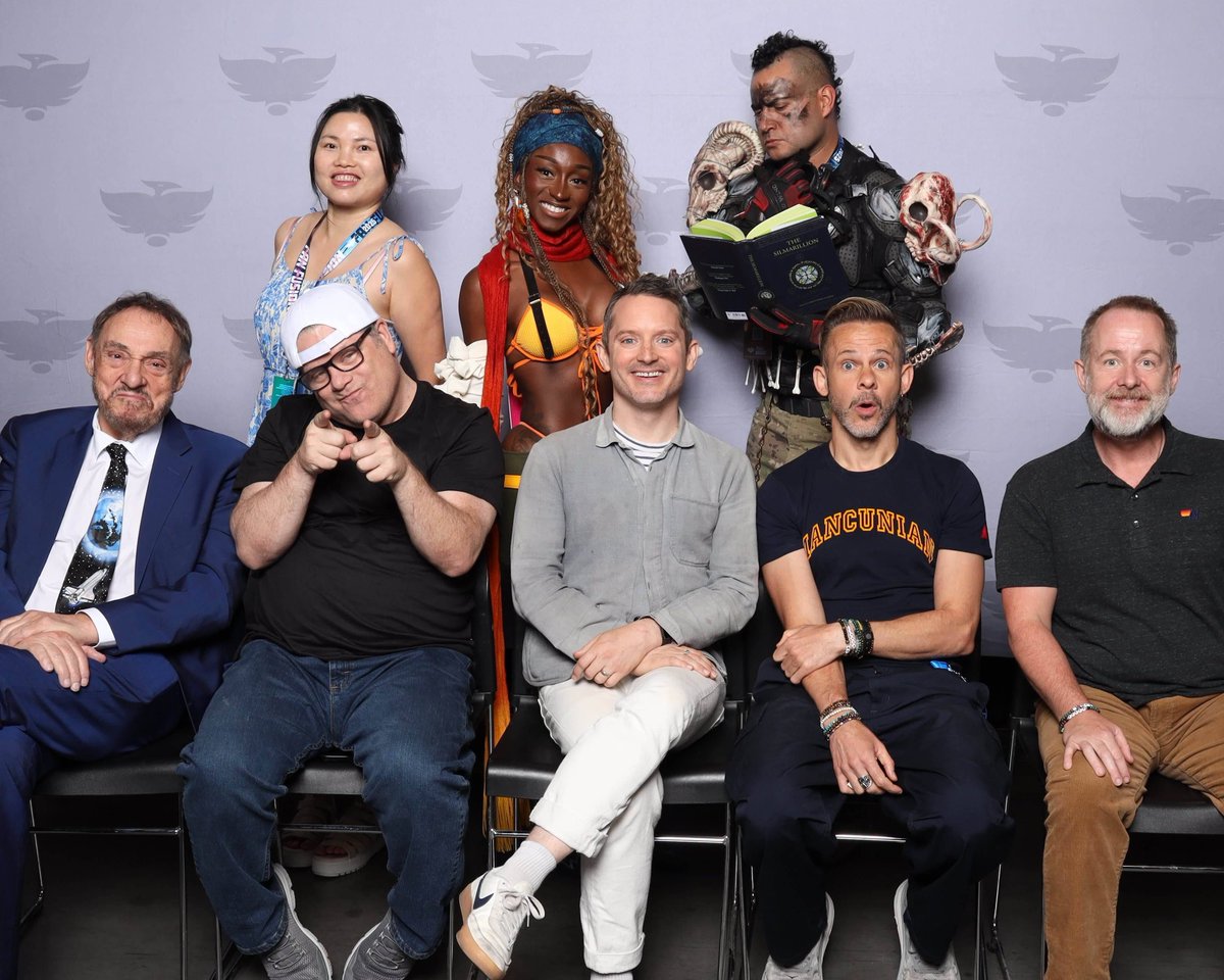 My photo with the Hobbits and Gimli ✨✨

Such a good day!!!!!