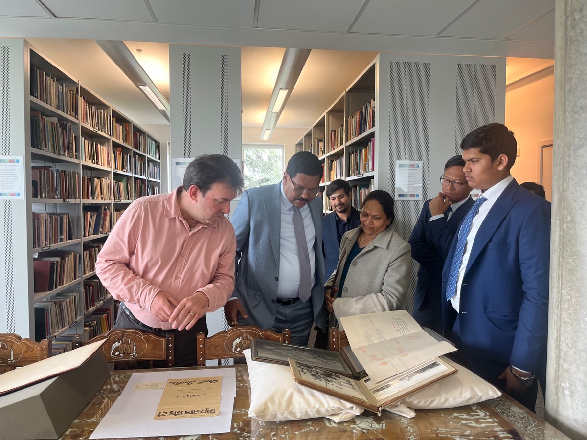 PrajaktiK's tweet image. Centre of South Asian Studies welcomed the Chief Justice of the Supreme Court of India, Justice B R Gavai today. Prof @shailajafennell & Dr Kevin Greenbank along with a number of students met him. A big thank you to @trishantsimlai and CAMSAF for organising the visit.