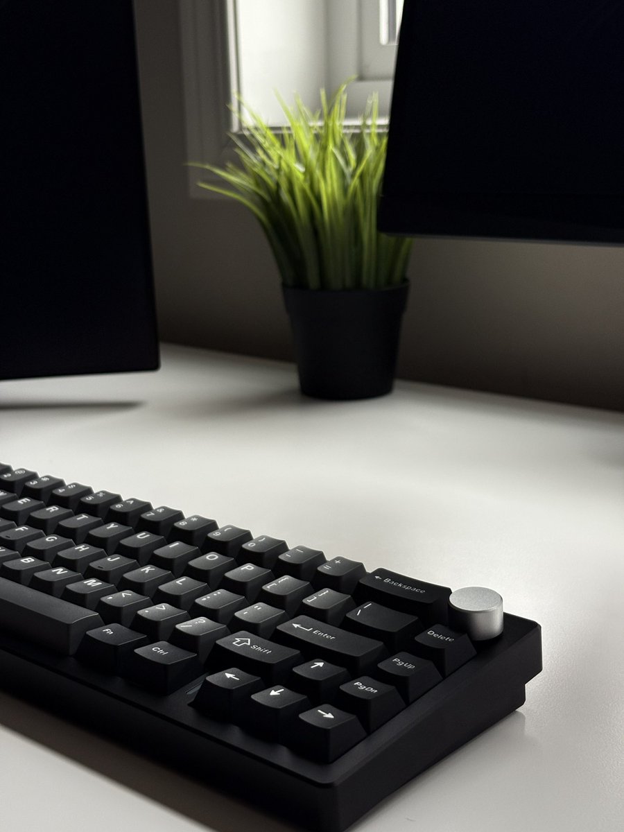 Black . . . 🖤

#desksetup