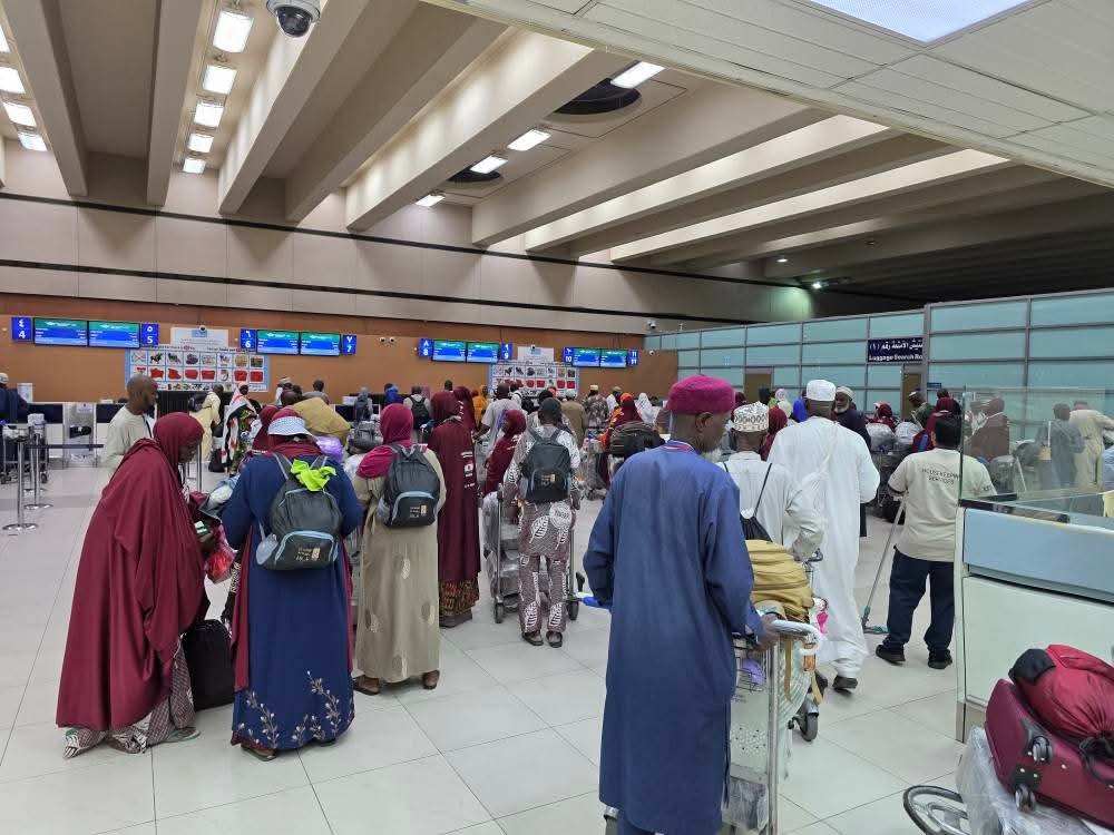 aboubacarybarma's tweet image. #Niger #Hadj2025 
Début ce lundi 09 juin 2025, de la phase retour du #Hadj pour les pèlerins nigériens. 
Le Groupe Bab Makka a accueilli son premier vol régulier de #retour du Hadj 2025 à l’aéroport de Niamey à 14h30 avec 155 pèlerins à bord.