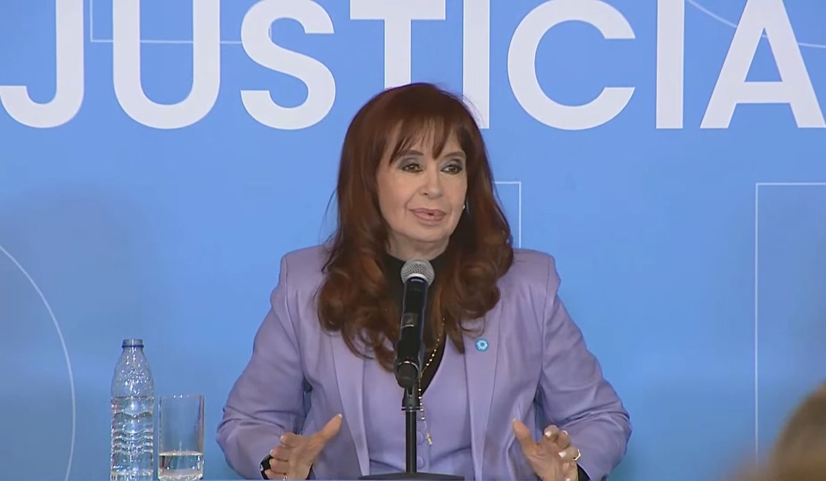 Tal vez mañana al mediodía decidan meterla en cana, pero ahí está la tipa: enterísima mientras preside un partido y conmemora a los fusilados por la dictadura. Yo? Del Club Atlético Cristina Fernández de Kirchner hasta la tumba.