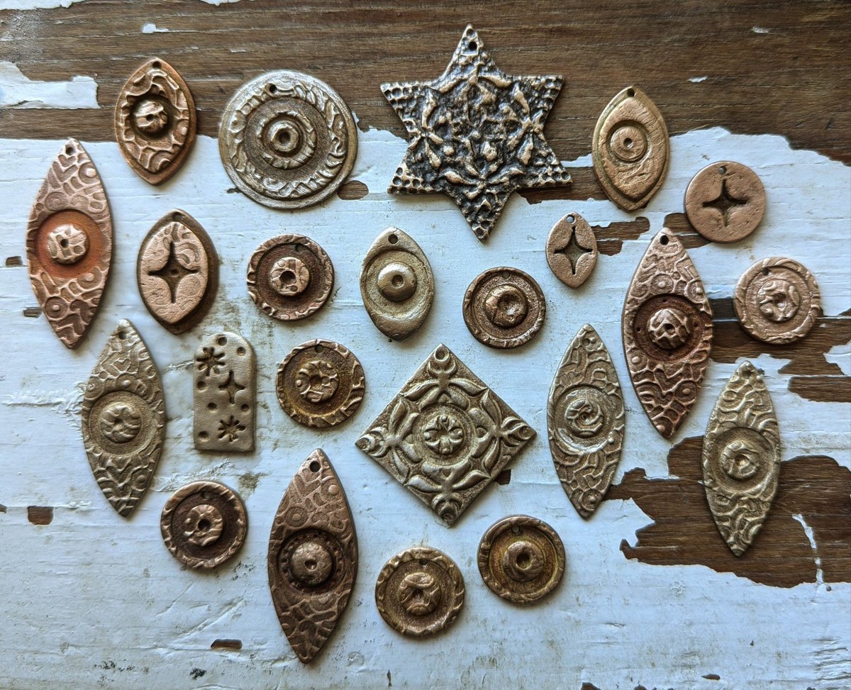 HydeAngelus's tweet image. Just finished another batch of pendants. ❤️ Going to get them on some chunky chain soon.