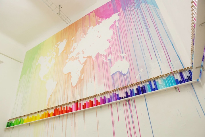 # 11 in our HipMaps Series of contemporary real-live human artists who incorporate maps into their art is Mademoiselle Maurice who used color and negative space to create this room-sized, negative-space world map made of colored drips of water.
mademoisellemaurice.com/en/

#MapGeek