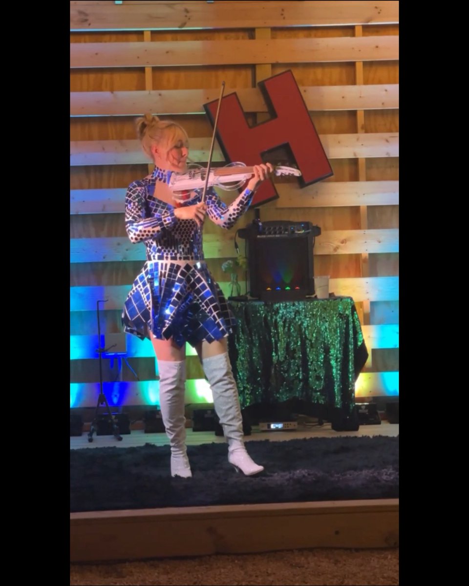 sharpartymusic's tweet photo. Come hear Violin Improv to modern hits and requests this Thurs at Houlihan’s Restaurant in Denton from 7-10pm! @houlihansdtx #violin #livemusic https://t.co/wD7GSSmcyg