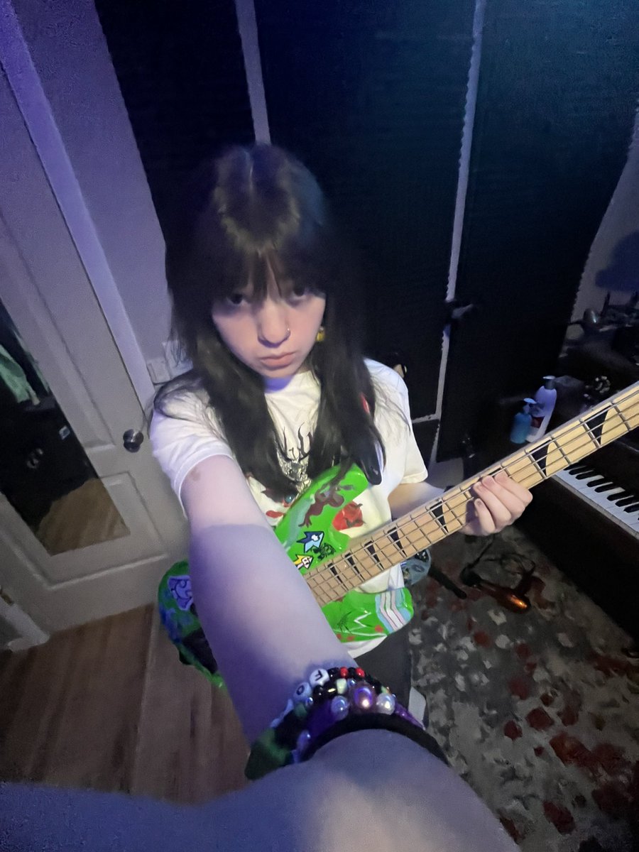 I PLAY BASS ON THE NEW CRIMSON SONG

ITS A RLY GOOD FUCKING SONG AND I TRIED TO MAKE THIS BASS PART SMTH SPECIAL SO GO PRESAVE AND LISTEN THIS FRIDAY :DDD