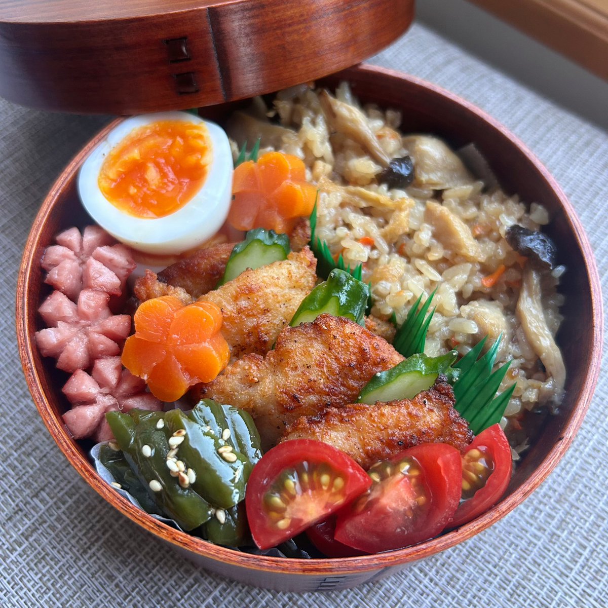 mani88153188's tweet photo. おはようございます𖤣𖥧𖥣｡

ෆ五目炊き込みご飯
ෆ ゆで玉子
ෆ 鶏ムネ塩麹米粉揚げ
ෆ 赤ウィンナー
ෆ やみつきピーマン

今日もお気張りꕀ⋆⚑⁎∗

#お弁当記録
#高校生弁当
#お弁当作り楽しもう部 https://t.co/3fOWP9yZPr