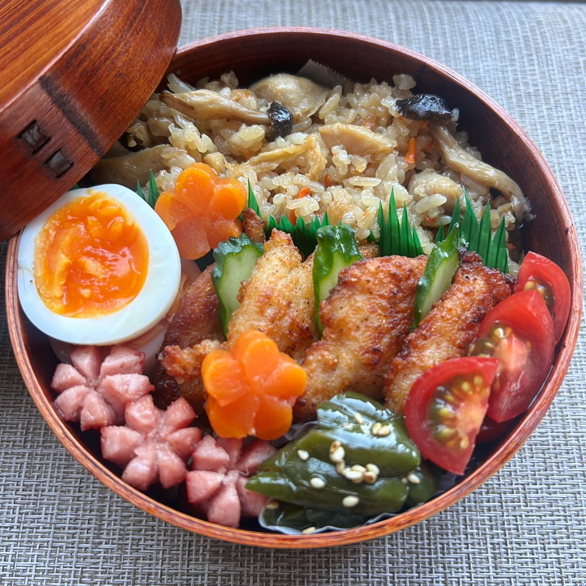 mani88153188's tweet photo. おはようございます𖤣𖥧𖥣｡

ෆ五目炊き込みご飯
ෆ ゆで玉子
ෆ 鶏ムネ塩麹米粉揚げ
ෆ 赤ウィンナー
ෆ やみつきピーマン

今日もお気張りꕀ⋆⚑⁎∗

#お弁当記録
#高校生弁当
#お弁当作り楽しもう部 https://t.co/3fOWP9yZPr