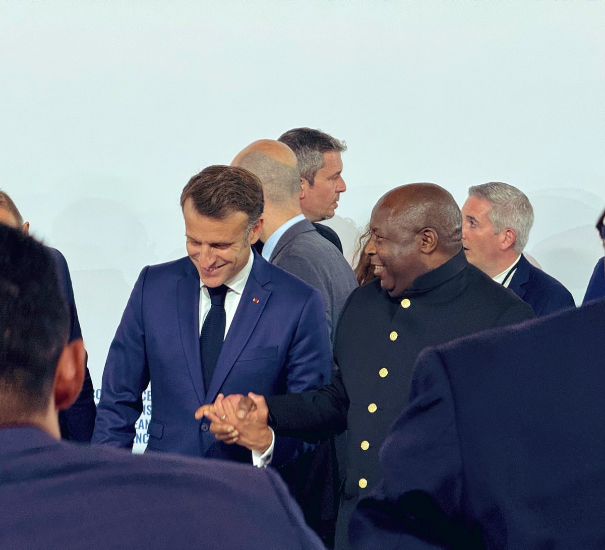 Ntare Rushatsi House (@ntarehouse) on Twitter photo Arrêt sur image: SE Emmanuel Macron et SE <a href="/GeneralNeva/">SE Evariste Ndayishimiye</a> en marge de la 3ème Conférence des <a href="/UN/">United Nations</a> sur les Océans à Nice Arrêt sur image: SE Emmanuel Macron et SE <a href="/GeneralNeva/">SE Evariste Ndayishimiye</a> en marge de la 3ème Conférence des <a href="/UN/">United Nations</a> sur les Océans à Nice