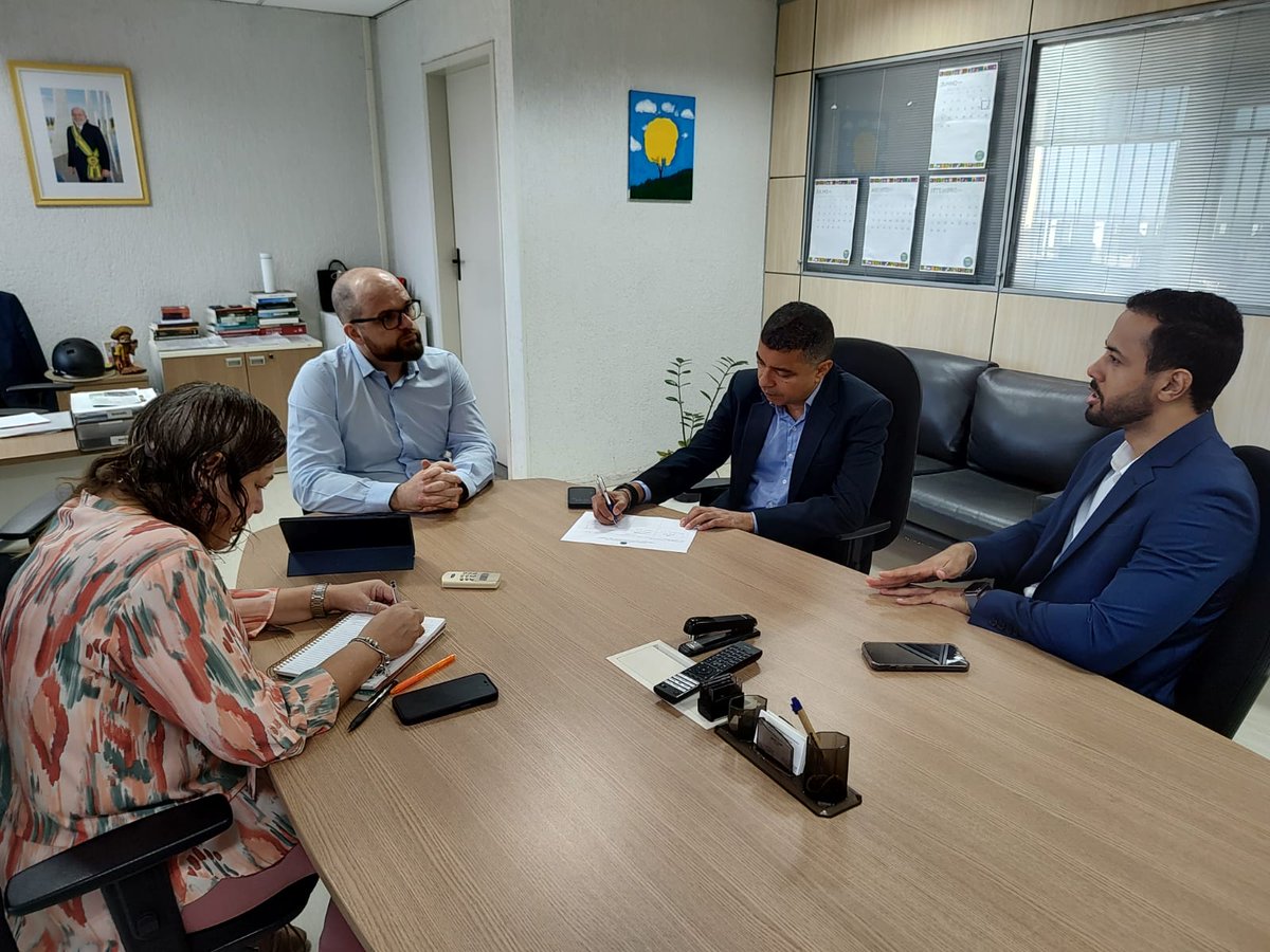 BiradoPindare's tweet photo. Reunião importante hoje com o secretário Moisés Savian, do MDA.
Conversamos sobre novas parcerias pra este ano, com foco na produção de alimentos saudáveis e no fortalecimento dos produtos da sociobiodiversidade. 🌱✨ https://t.co/IntoR5KgBL