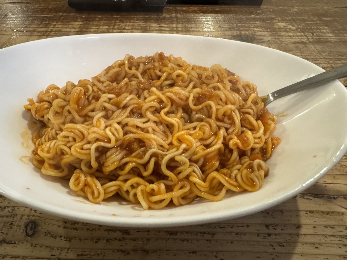 yamanow's tweet photo. インスタントラーメン🍜に、レトルトカレーで、カレーラーメンを作る予定であったが、間違えて、ミートソースのレトルトをかけてしまった。
予想より美味い😋

#ラーメン #カレー #ミートソース https://t.co/3CGr111Ydn