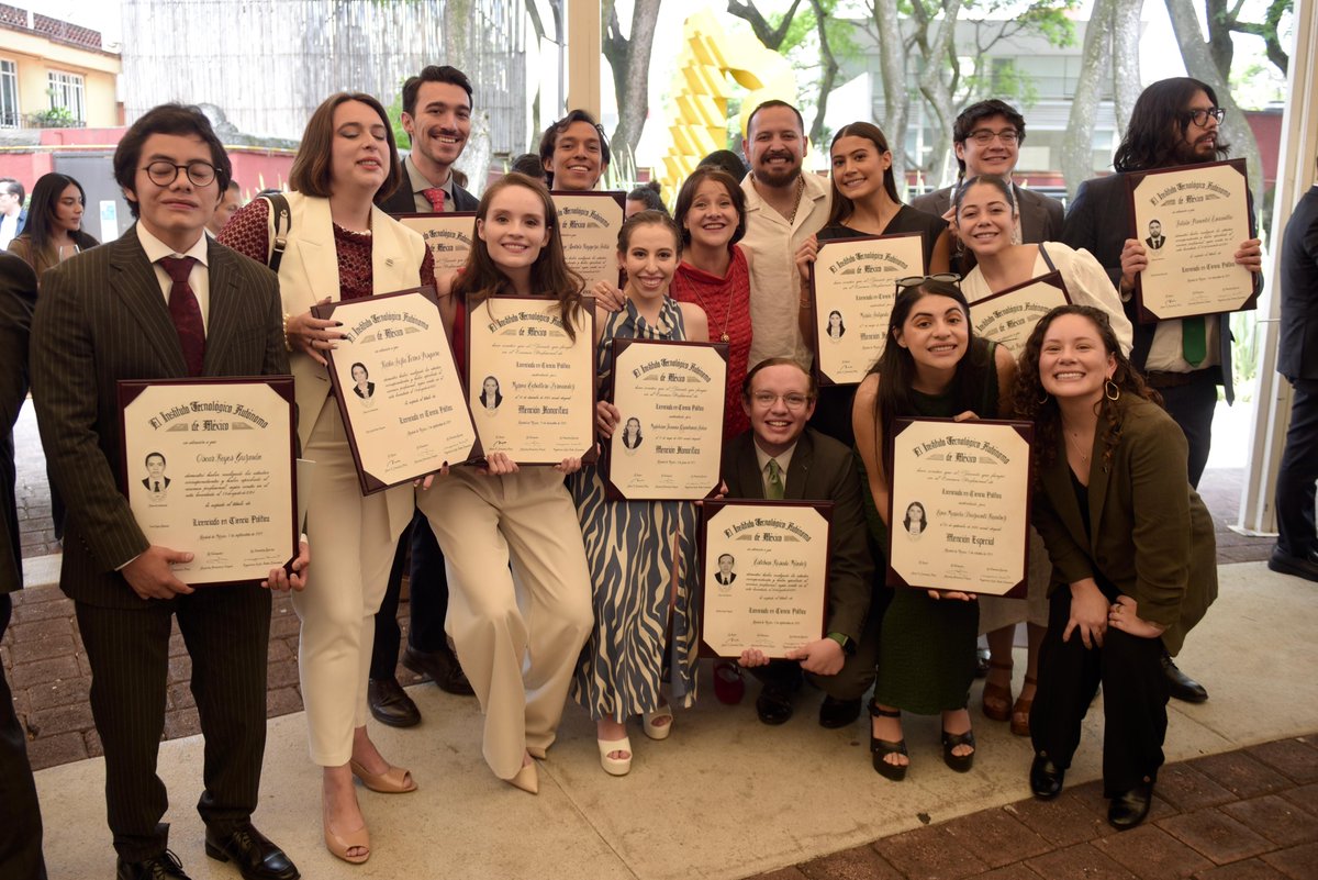 A ustedes, jóvenes titulados del ITAM: el futuro no se hereda ni se espera —se conquista con la mente clara, el corazón en alto y la convicción de que sus sueños no son utopías, sino mapas para transformar el mundo.

¡Felicidades! 💚 Recuerden que el ITAM siempre será su casa.