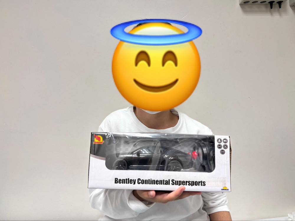 Ege Deniz bizi şahane enerjisiyle ve mutlulukla karşıladı. Miniğimiz hediye paketini heyecanla açtı. Hediyesini görünce çok mutlu oldu. Miniğimizin dileğini gerçekleştirerek miniğimizin yüzündeki güzel gülümsemeye vesile olan gönüllümüze teşekkür ederiz.
leyladansonra.com/erciyes/ege-de…