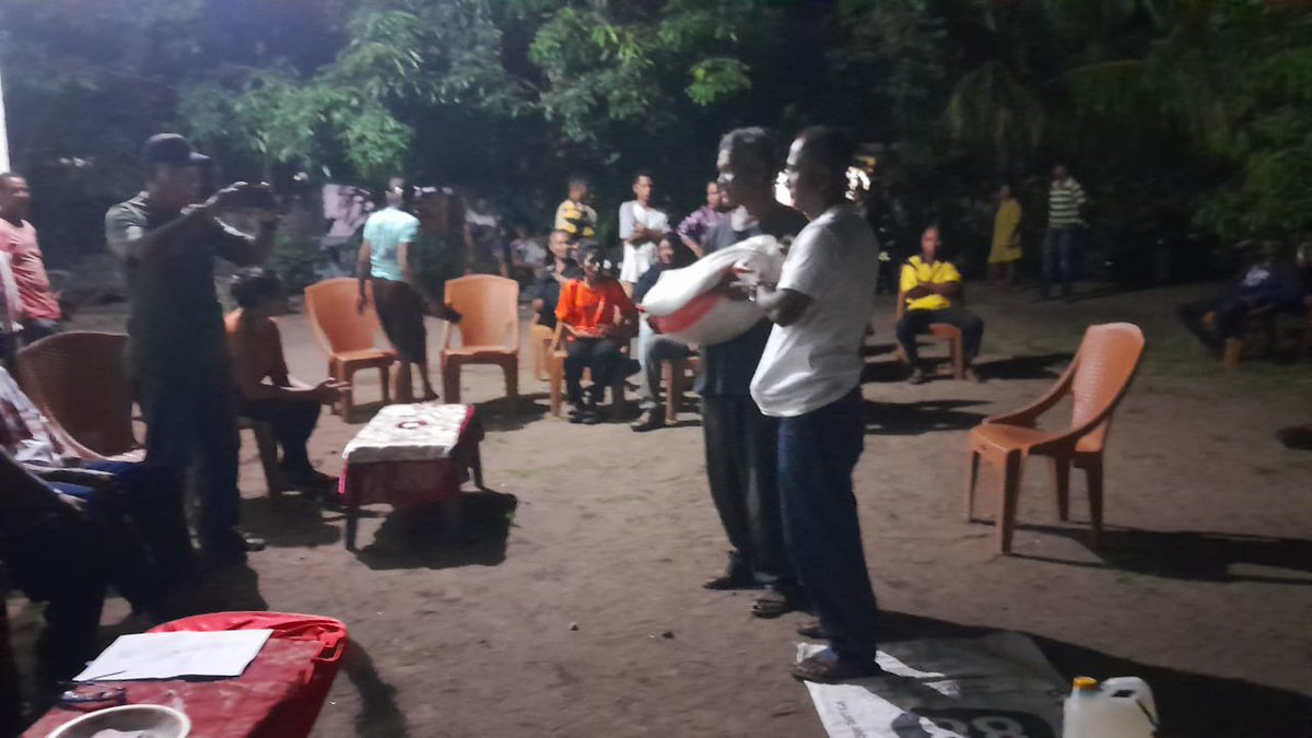 vinsen_moni's tweet photo. Ini adalah oknum PPL pd Dinas Pertanian Kab.Sikka,NTT,yg kedapatan berselingkuh,dan saat penyelesai denda,di RT.setempat.Oknum PPL dimaksud skr lg masukan berkas untuk proses PNS di BKN.Bisa ya? #MenPAN #MenteriPertanian #semuaorang #Kasusamoral #jikabisaPNSituaneh https://t.co/XvpmfVCCwF