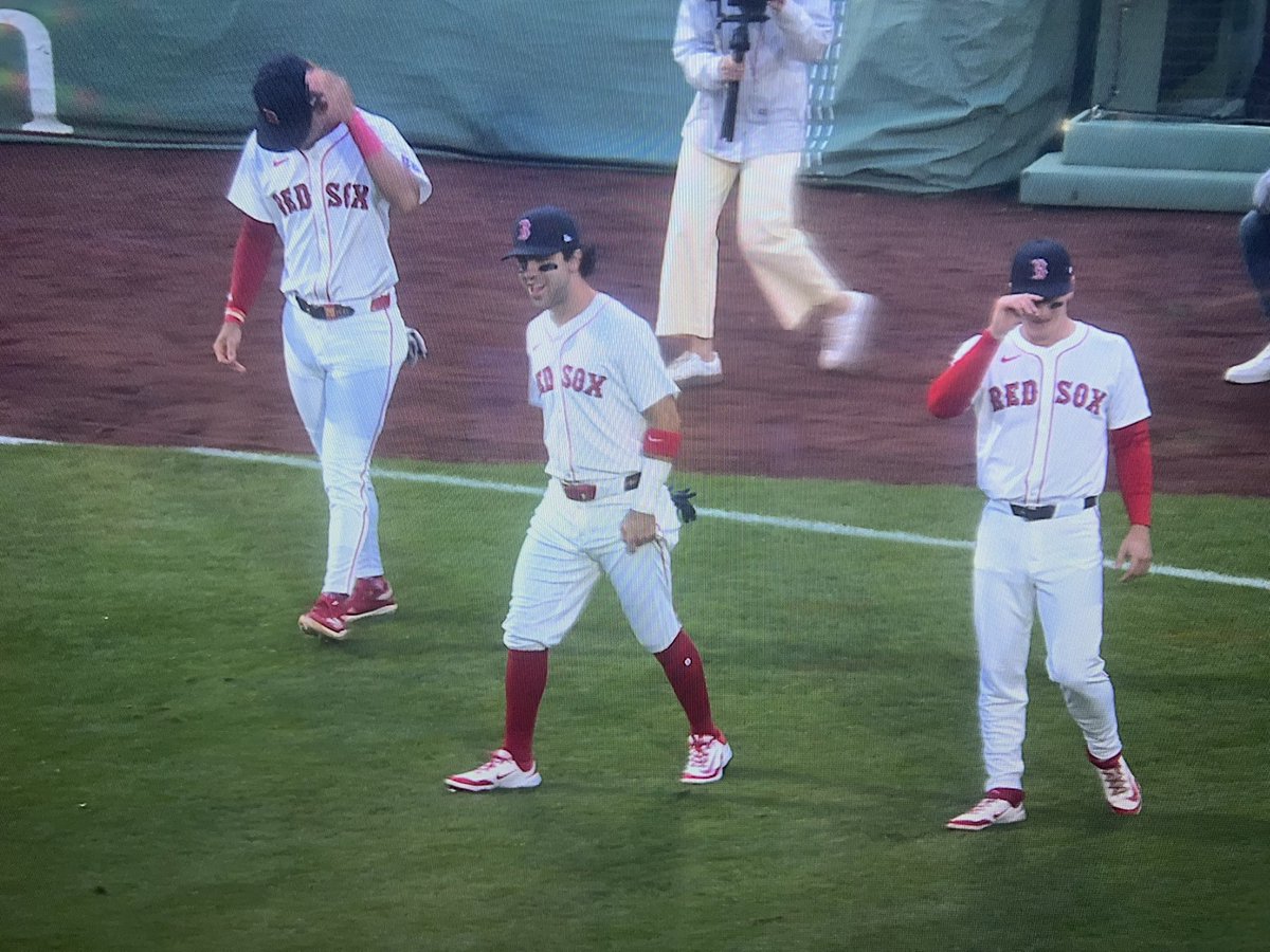 Jared_Carrabis's tweet photo. They’re warming up together😭😭😭😭 https://t.co/liGSlOvFWF