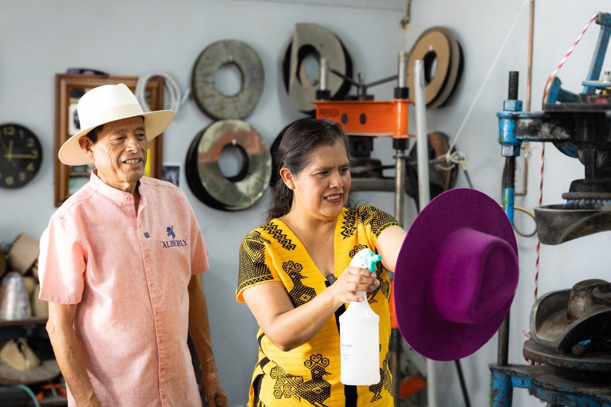 ¡De Ocotlán, para el mundo! 🌎🎩

Tuve la oportunidad de visitar el taller de Sombreros del Sr. Alberto Gómez García, un verdadero maestro en su arte. Nos dio un recorrido lleno de historia, tradición y pasión por su trabajo.

Próximamente les compartiremos más sobre esta