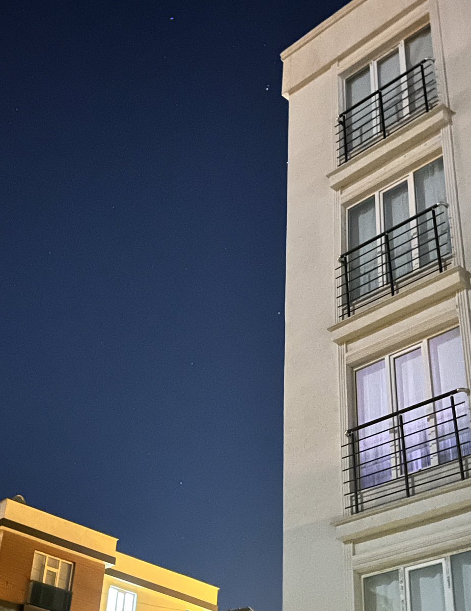 •artık bir önemi yok, balkonda otururken fark ettim.