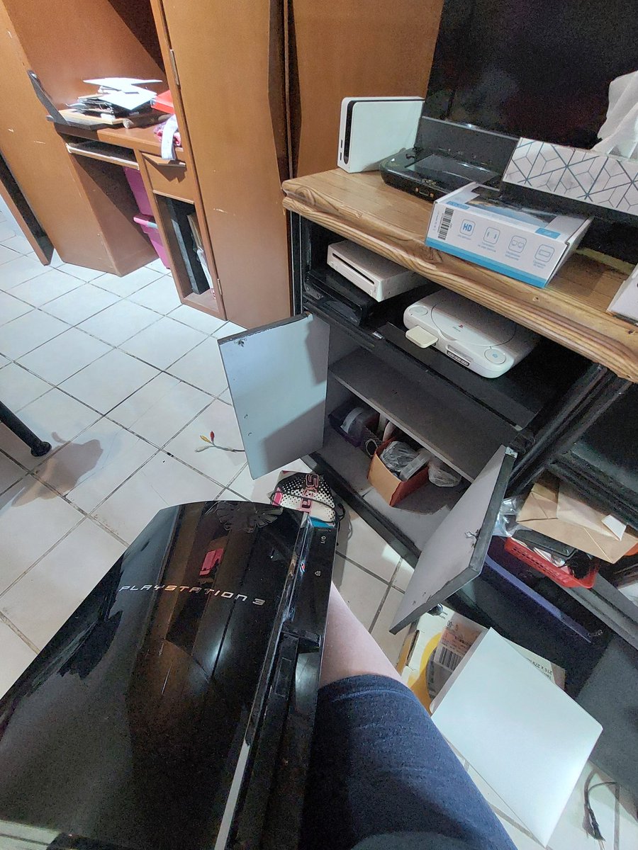 Mami Nao peleando para acomodar las consolas !

No encuentro un par de cables y cositas ;3;