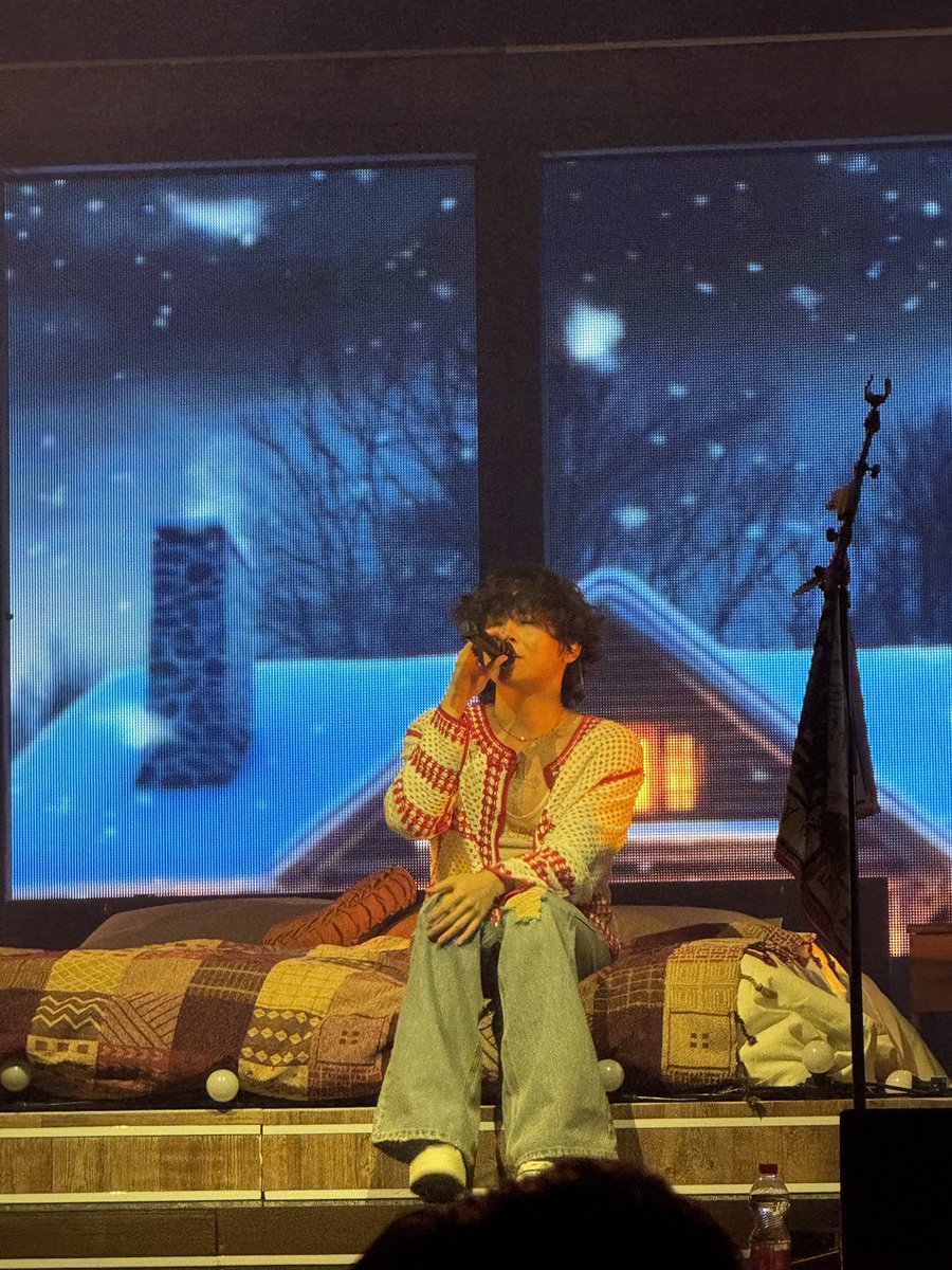 Q_ent1n's tweet photo. Their voice on slowly are so >>>>
🫶🏽 #TheRose #OnceUponAWRLDTour #theroseinzurich #theroseWRLD https://t.co/CDc5o53JtC