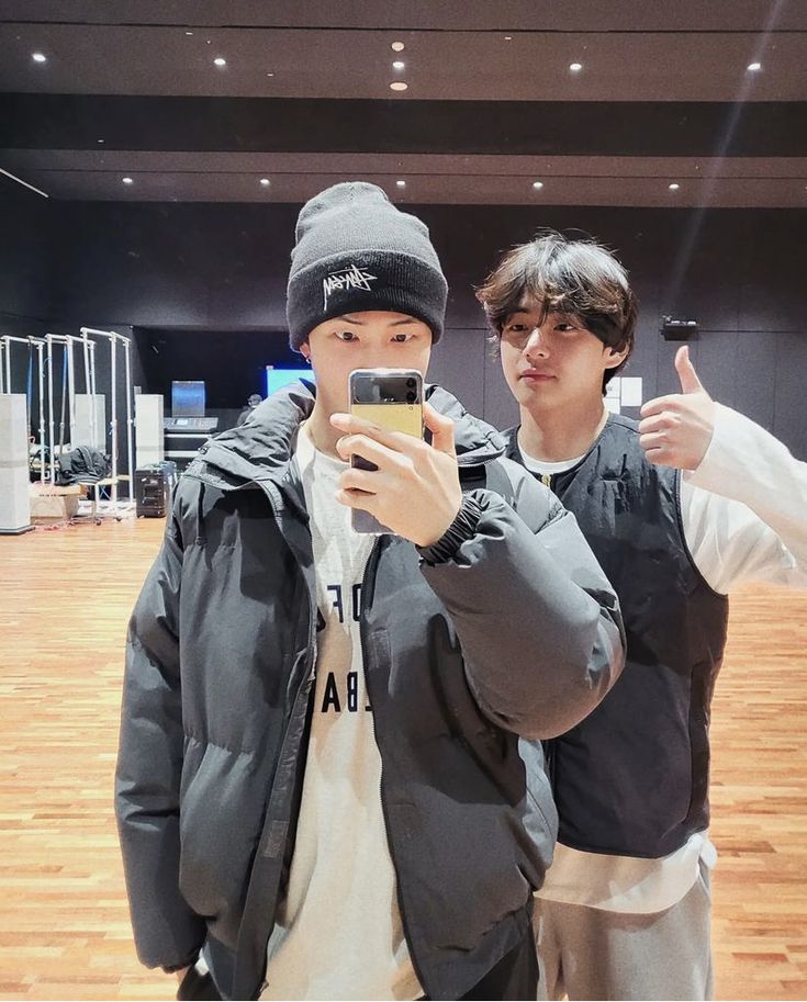 — NO PASEN SIN COMENTAR Y DAR RT 💜👇🏻

+
TAEHYUNG RETURNS TODAY
RM IS FINALLY BACK 
WELCOME BACK TAEHYUNG 
WELCOME BACK NAMJOON 
BTS IS BACK 
#ReturnOfOurJooniverse
#D_DayToMeet_V
#D_DayToMeetRM
#SEE_V_TODAY
