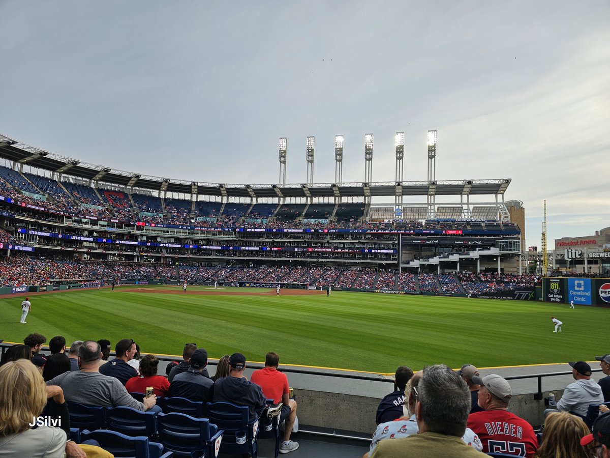 SoccerrefJ's tweet photo. A Beautiful Night for a Baseball game.
Let's Go Guardians
#GuardsBall https://t.co/30icuE0jXu