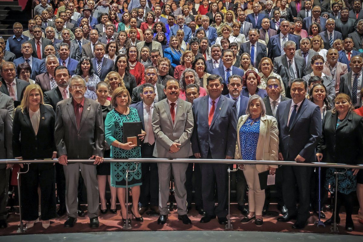 SeducEdoMex's tweet photo. ✨Rendimos homenaje a los maestros y maestras que por más de 40 años han dedicado su vida a la enseñanza.
📜 El Srio. Miguel Ángel Hernández Espejel entregó la Condecoración “Maestro Altamirano” a quienes han hecho de la docencia no sólo una profesión, sino una vocación de vida. https://t.co/XYklwPvybq