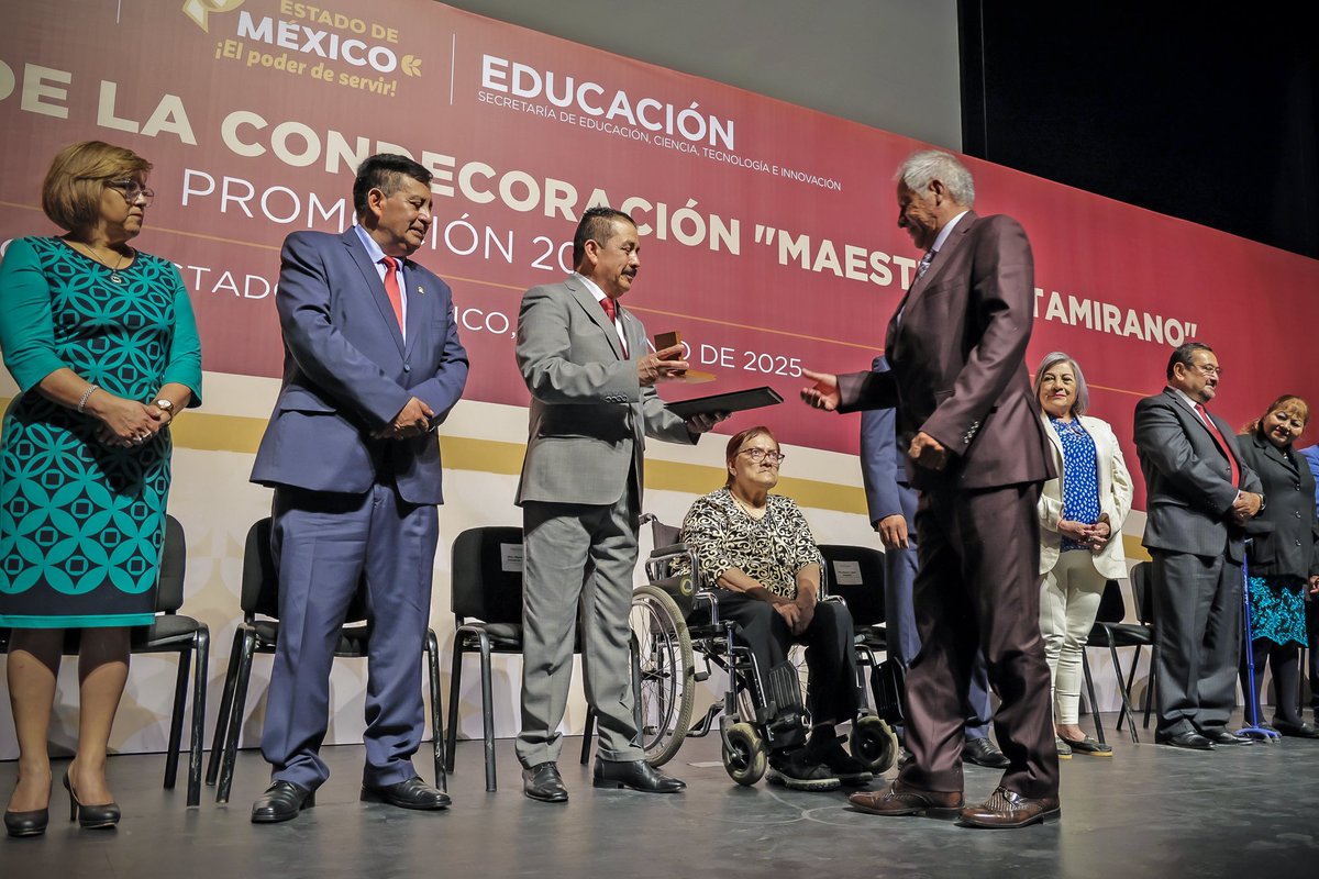 SeducEdoMex's tweet photo. ✨Rendimos homenaje a los maestros y maestras que por más de 40 años han dedicado su vida a la enseñanza.
📜 El Srio. Miguel Ángel Hernández Espejel entregó la Condecoración “Maestro Altamirano” a quienes han hecho de la docencia no sólo una profesión, sino una vocación de vida. https://t.co/XYklwPvybq