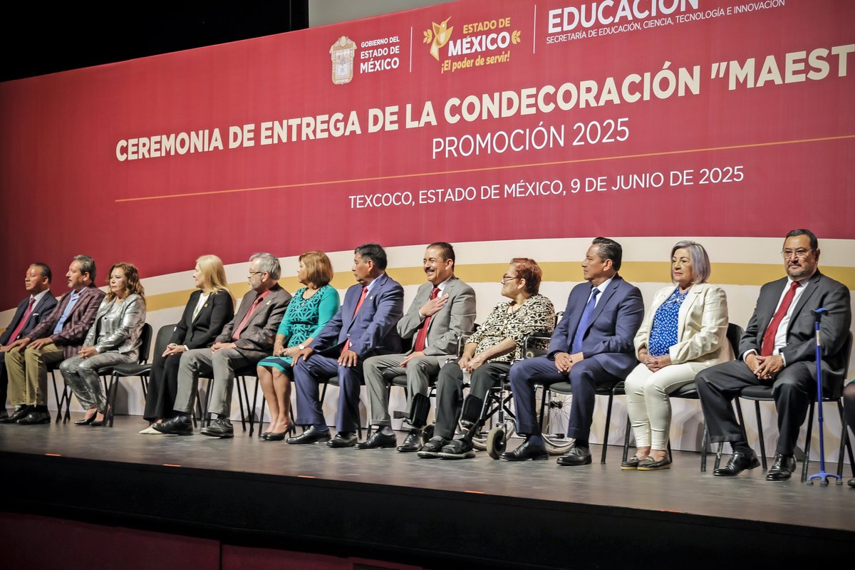 SeducEdoMex's tweet photo. ✨Rendimos homenaje a los maestros y maestras que por más de 40 años han dedicado su vida a la enseñanza.
📜 El Srio. Miguel Ángel Hernández Espejel entregó la Condecoración “Maestro Altamirano” a quienes han hecho de la docencia no sólo una profesión, sino una vocación de vida. https://t.co/XYklwPvybq