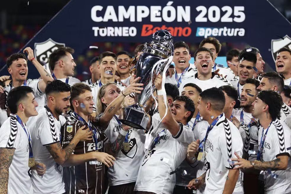 zadroskivictor's tweet photo. Fio dos campeões pela América do Sul até aqui em 2025 🧶

Apertura 🇦🇷: Platense 

Com campanha surpreendente no mata-mata ao eliminar Racing, River Plate e San Lorenzo, todos como visitante, o Calamar conquistou seu 1º título na elite nacional após 120 anos de história https://t.co/JqT9fiQ3bB