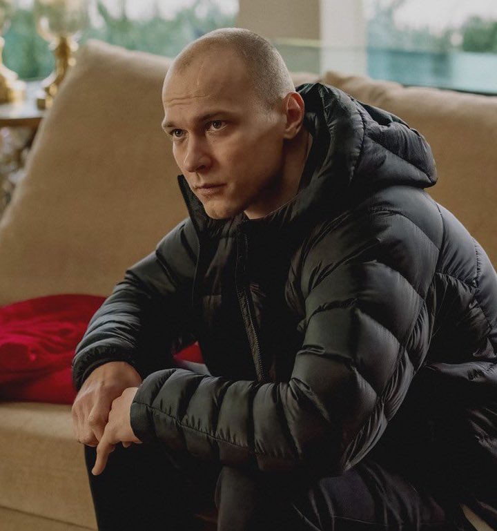 Юра Борисов сыграет в фильме A24 «Dennis» о русском поэте, влюбившемся в британскую студентку в Москве 1990-х. 

Главную женскую роль исполнит Элисон Оливер («Солтберн»), а режиссером выступит актриса Эмили Мортимер — для неё это дебют.