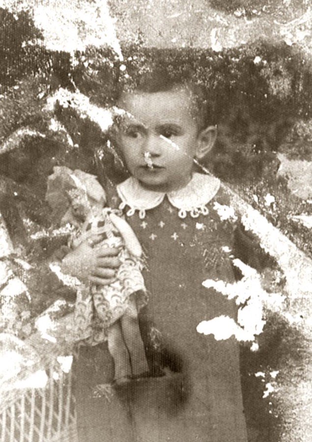 10 June 1938 | A Hungarian Jewish girl, Zsuzsika Mohr, was born.

In 1944 she was deported to #Auschwitz and murdered in a gas chamber.