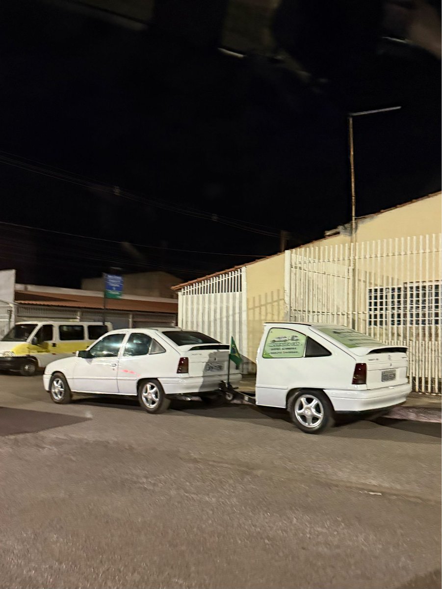 socorro deu pau na matrix acabou o espaço pra "features" então os devs repetiram a traseira do carro como trailer. eu percebi! eu percebi!!!

– gama df, 2025