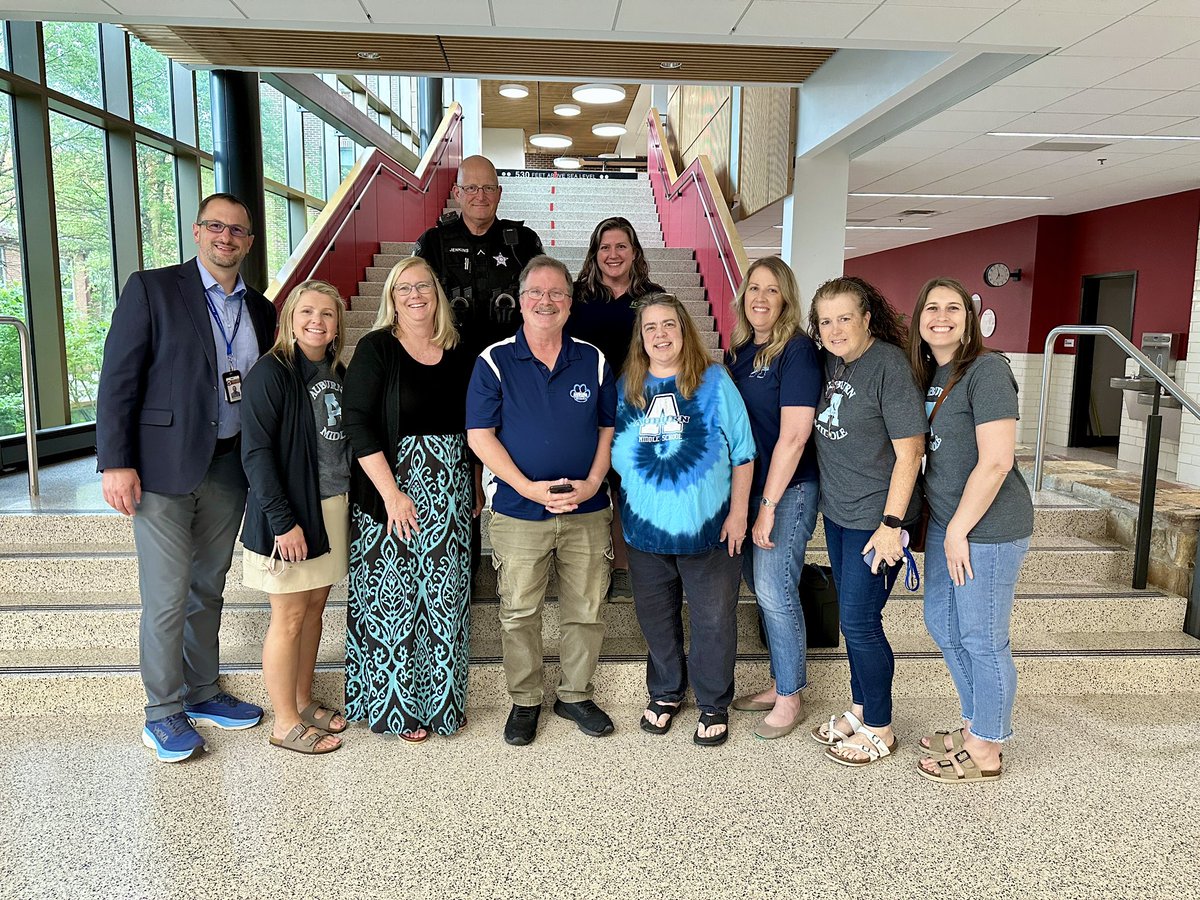 𝔸𝕦𝕓𝕦𝕣𝕟 𝕄𝕚𝕕𝕕𝕝𝕖 𝕊𝕔𝕙𝕠𝕠𝕝 tweet media