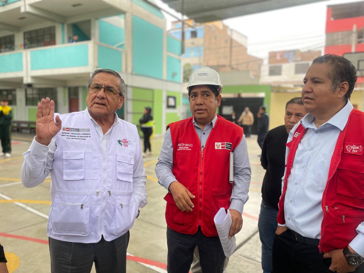 drelm_lima's tweet photo. 🏫 #Actuamos | Tras recibir una alerta sobre el estado de la IE N.° 0032 Raúl Porras Barrenechea (Ate), el director de la #DRELM, Marcos Tupayachi, inspeccionó personalmente la institución para verificar la situación y coordinar soluciones inmediatas. https://t.co/uNdVPDEGlr