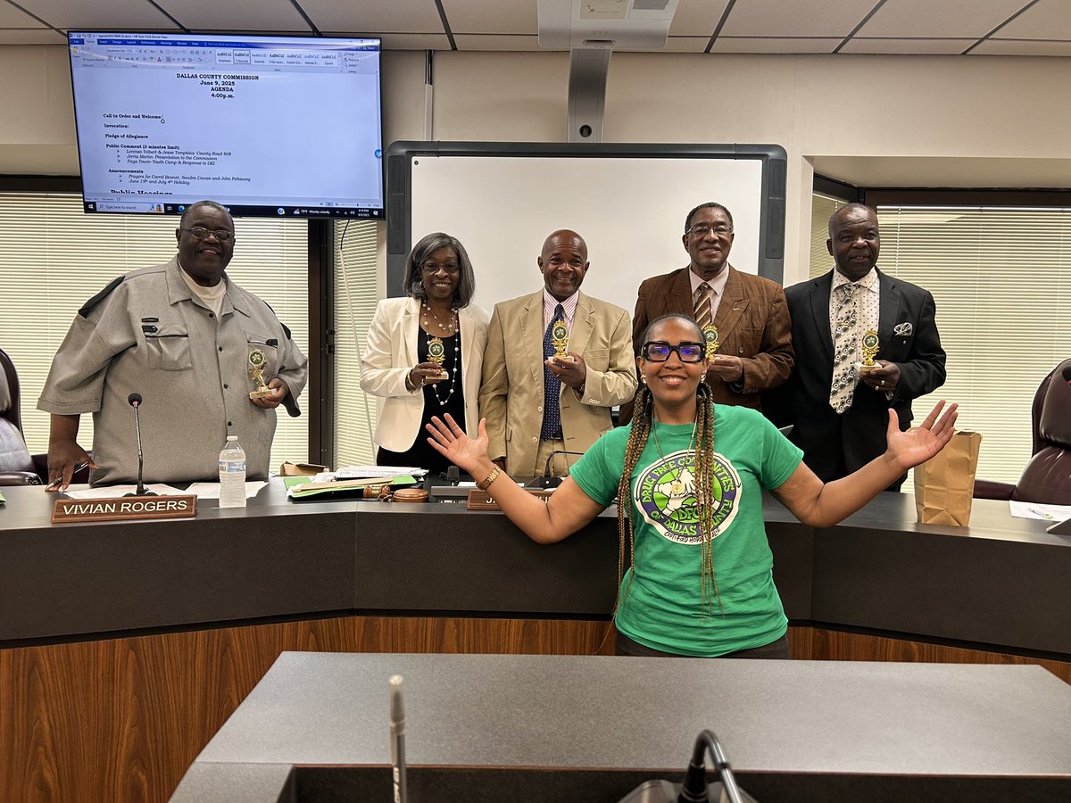On this afternoon the JFC gave out the Dettera drug disposal bags and hope awards to the Dallas County Commissioners💜💚