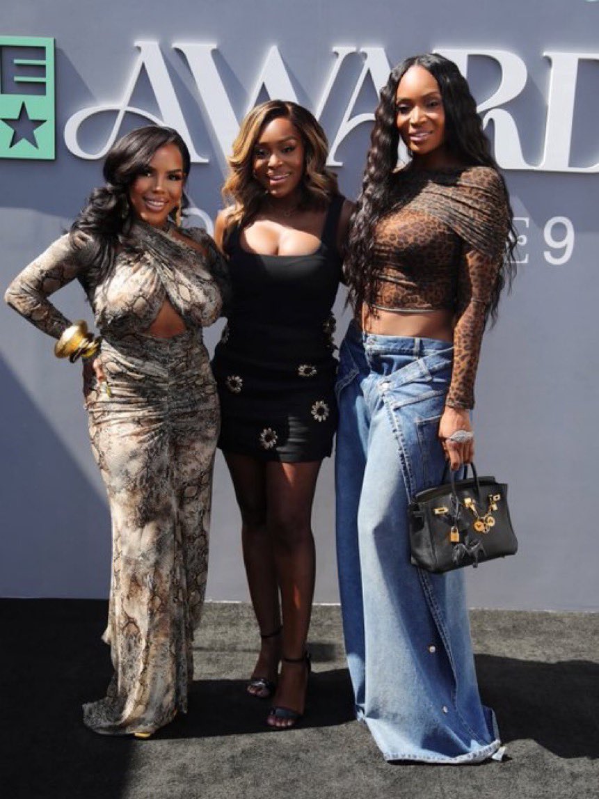JaysRealityBlog's tweet image. Kelli, Quad, &amp;amp; Marlo! 🍑 #RHOA #Married2Med #BETAwards2025