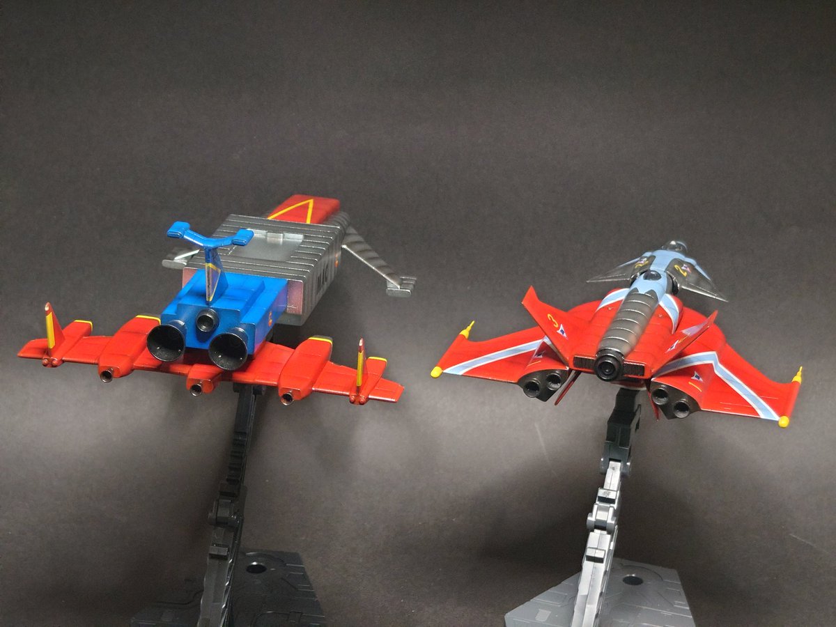 おはようございます😄
ジャンボフェニックス完成
マッキー１号と一緒に📸😁

が、SGMマークの糊が弱い
？再考の余地有り😅
それ以外は思ったより上手く行ったかなぁ😄

如何でしょうか？
＃円谷プロ
＃特撮メカ