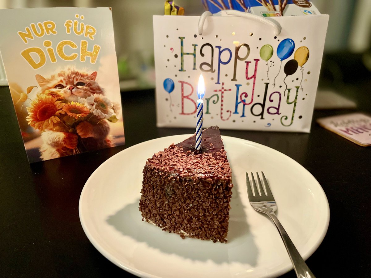 Heute wird mein Junior 16. 🎂
Sechzehn (!) 🥂

Ich schwanke zwischen Mama-Stolz, leiser Wehmut und dem Wunsch, die Zeit mal kurz anzuhalten.

Er wächst und mit jedem Zentimeter, wächst meine Achtung. 

Und irgendwo dazwischen wird mir klar:
Wir haben das ziemlich gut gemacht.