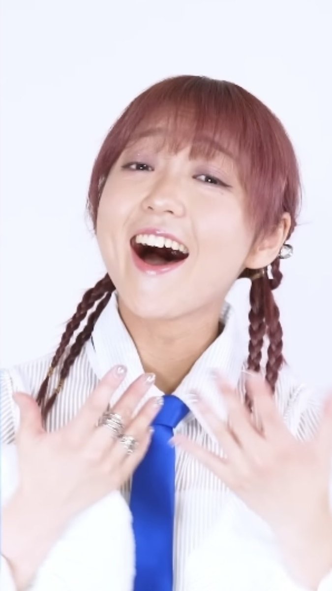 OrangeCloth's tweet image. 某歌のお姉さん、よく見える。