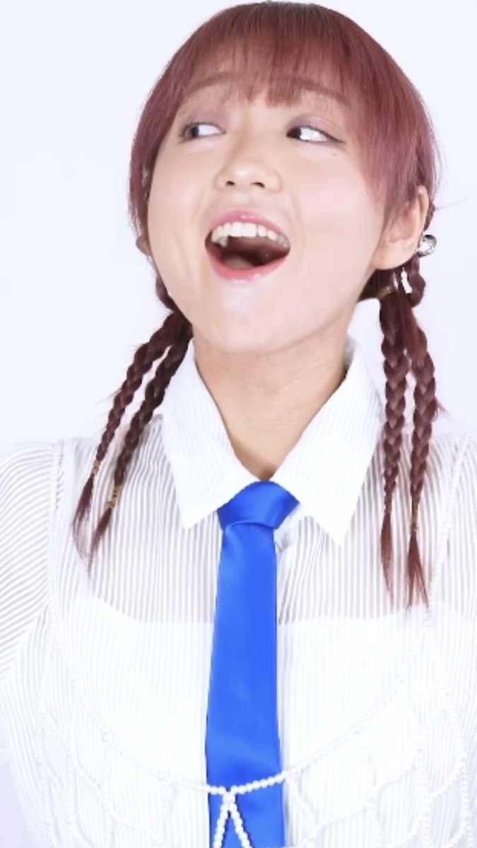 OrangeCloth's tweet image. 某歌のお姉さん、よく見える。