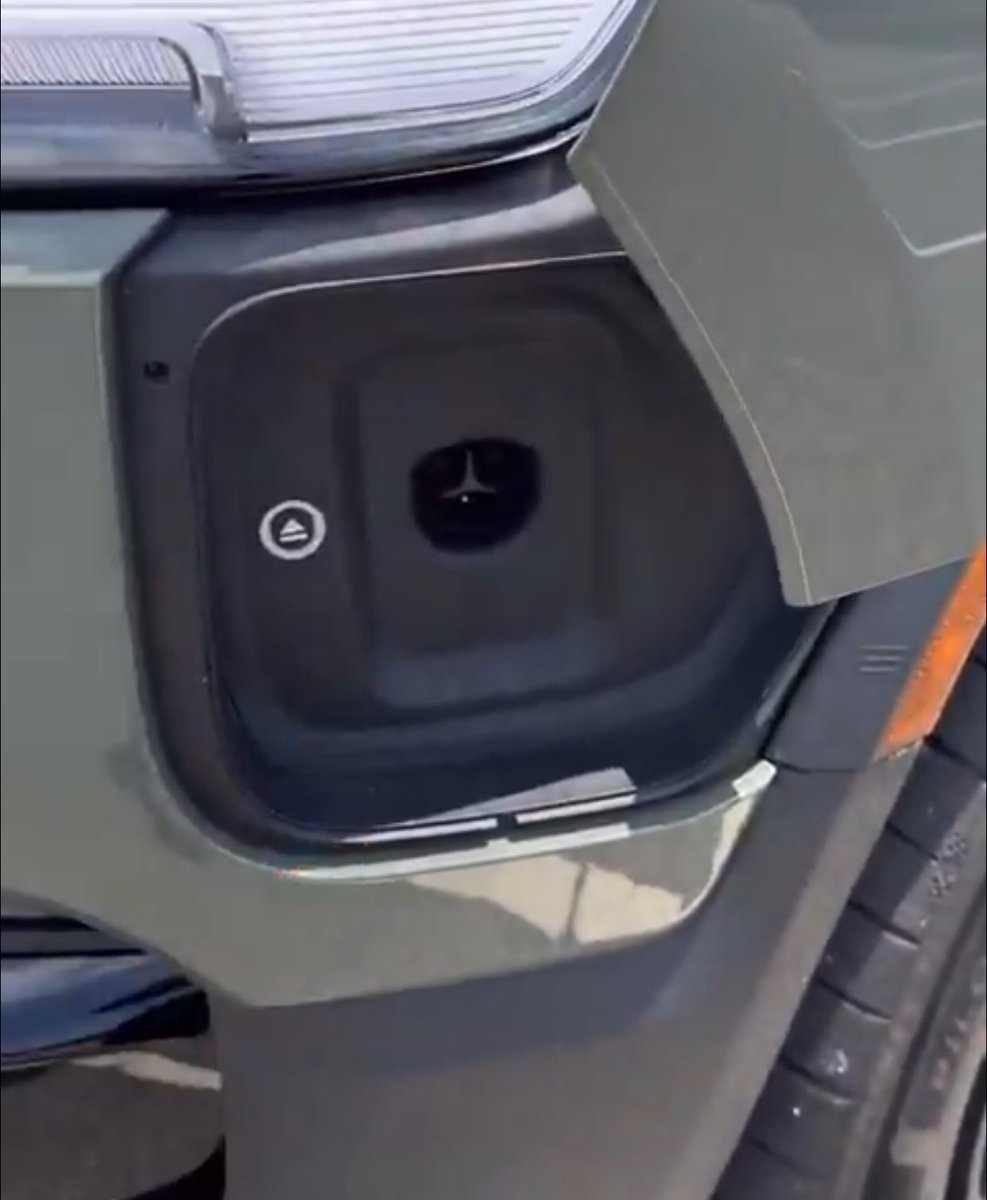 TheTeslaLife's tweet image. Native #NACS charge port arrives on #Rivian quad motor R1T driveteslacanada.ca/news/rivian-r1…