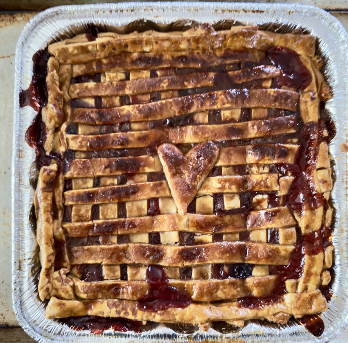 supmanx's tweet image. An apple, cherry, blueberry strawberry, raspberry pie
🥧🥧🥧