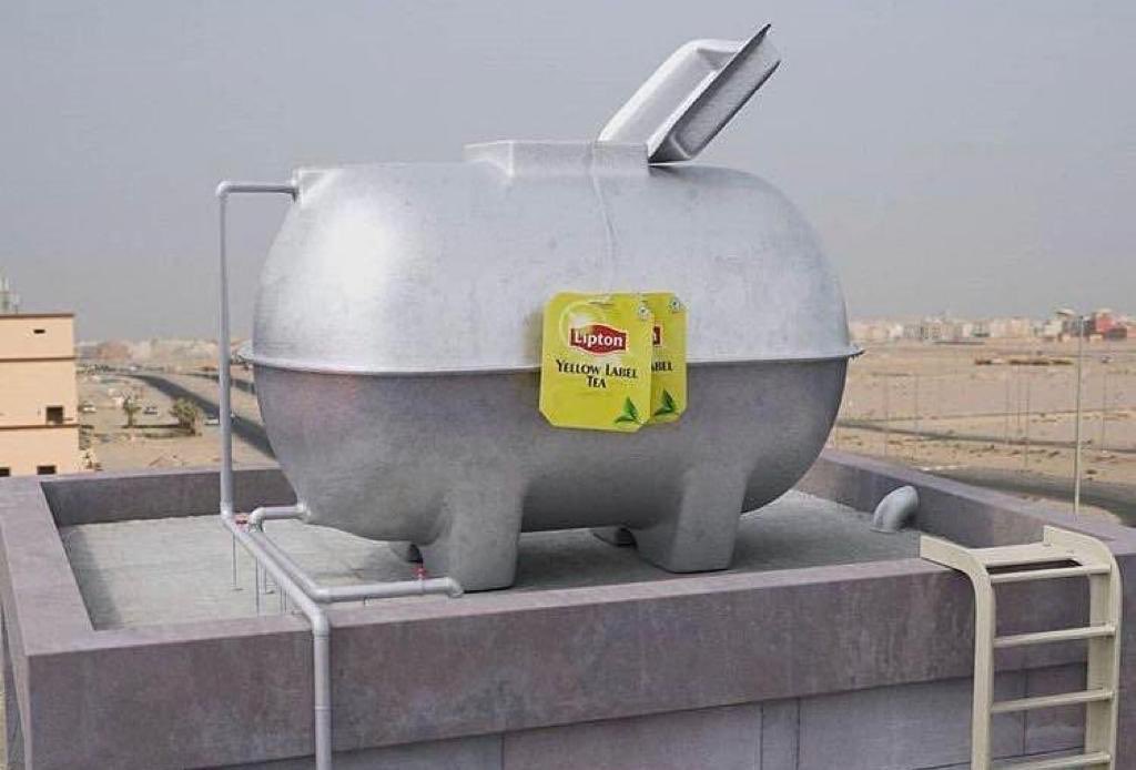 🔥 إلى السادة المهندسين والمقاولين الكرام:

أليس من الغريب ـ بل من المؤسف ـ أننا في عام 2025م، ولا زلنا نرى خزانات المياه مكشوفة لأشعة الشمس المباشرة فوق الأسطح، ومواسير المياه ممددة تحت الشمس وكأننا نعيش في مناخ معتدل لا يعرف شيئًا عن لهيب الصيف الصحراوي؟

إلى متى سيظل خزان