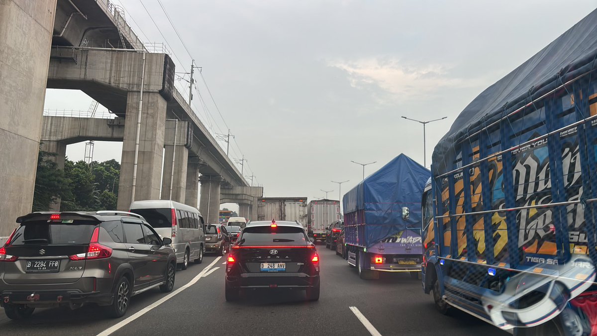 Tol Japek dari Bekasi menuju Cawang macet mulai KM 8.800 imbas kecelakaan di sebelum pintu tol Halim.
<a href="/TMCPoldaMetro/">TMC Polda Metro Jaya</a>