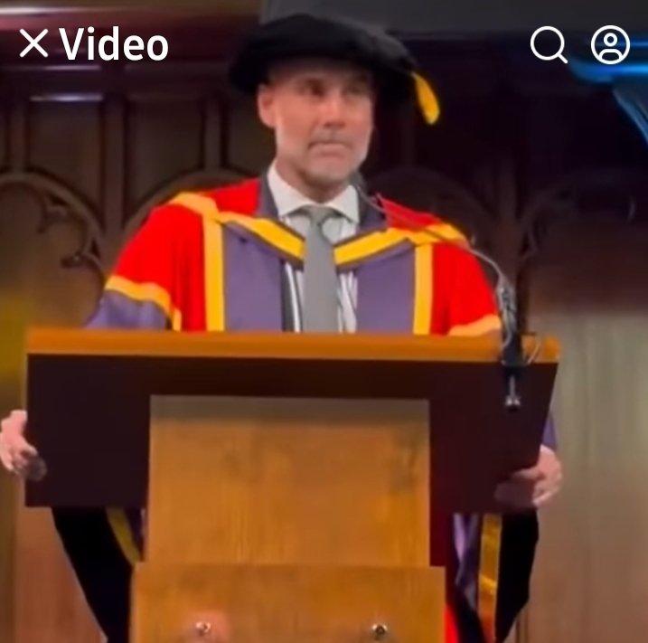 اثناء تسلمه لدرجة الدكتوراه من جامعة مانشستر بيب
جوارديولا:
نحن محاطون بعالم غير عادل عندما أرى ما يحدث في السـودان وفلسـطين وغزة أشعر بإحساس مـ ـؤلم نرى آلاف وآلاف من الأمهات والآباء والأطفال يُقتلون يوميًا ونحن محاطون بمسؤولين يفتقرون للعدالة في كل المجالات .