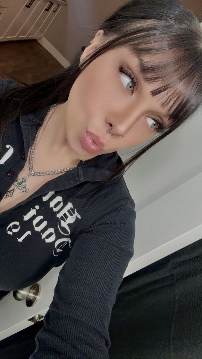 h0e4horror's tweet image. Here’s to my 30’s 🖤 (my birthday was on the 5th)